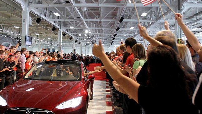 Tesla увеличил производство «троек», выпущенных под тентом