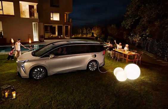 Управление жестами и дисплей на 50 дюймов: что получил новый китайский премиум-минивэн 