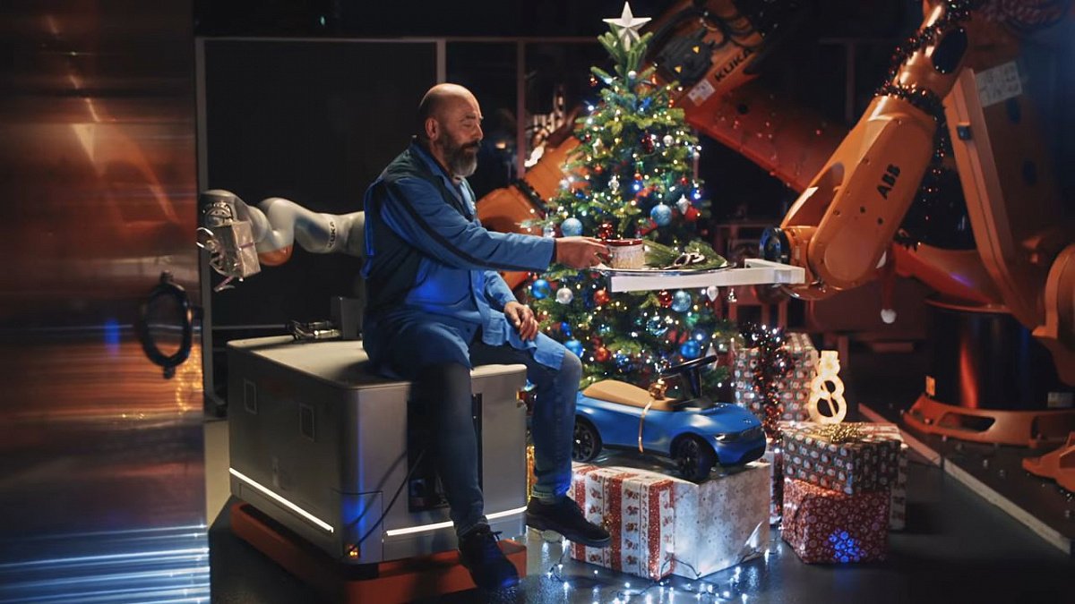 BMW прощается с уходящим годом и показала рождественское видео
