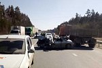В Екатеринбурге мусоровоз превратил иномарку в металлолом