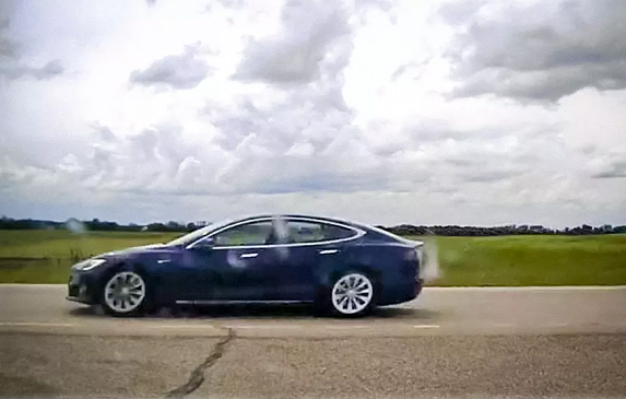 Tesla на автопилоте со спящим водителем разогналась до 150 км/ч