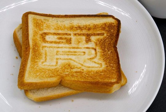 У Nissan появились особые «гоночные» сэндвичницы с логотипом «GT-R»