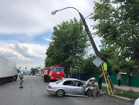 В Самаре иномарка врезалась в столб на Авроре