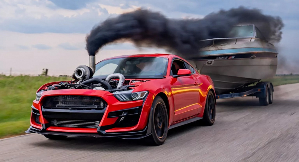 В Сети показали Ford Mustang с дизельным двигателем, из которого выходит черный дым при буксировки лодки