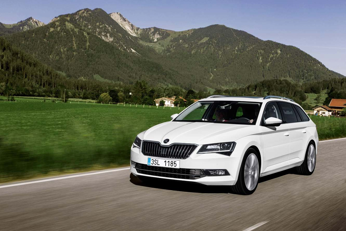 Представлены официальные фото нового универсала Skoda Superb Combi 