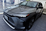 Компания Toyota «вживую» представила электрокросс Toyota bZ4X в Японии