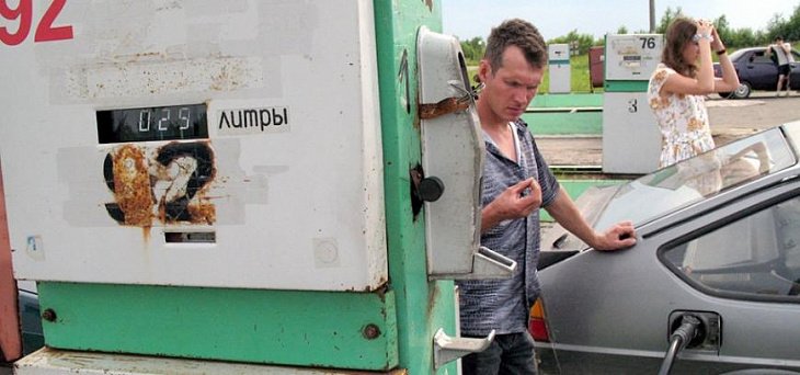Докатились: на многих российских АЗС недоливают топливо