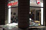 В Париже футбольные фанаты разгромили салон Ducati