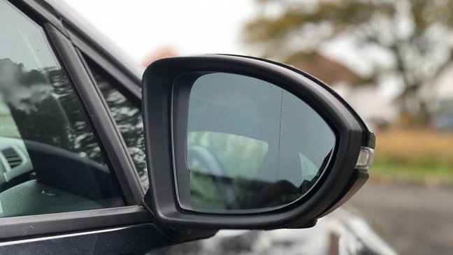 Российским автовладельцам рассказали, для чего на боковых зеркалах авто нанесена черная вертикальная полоса