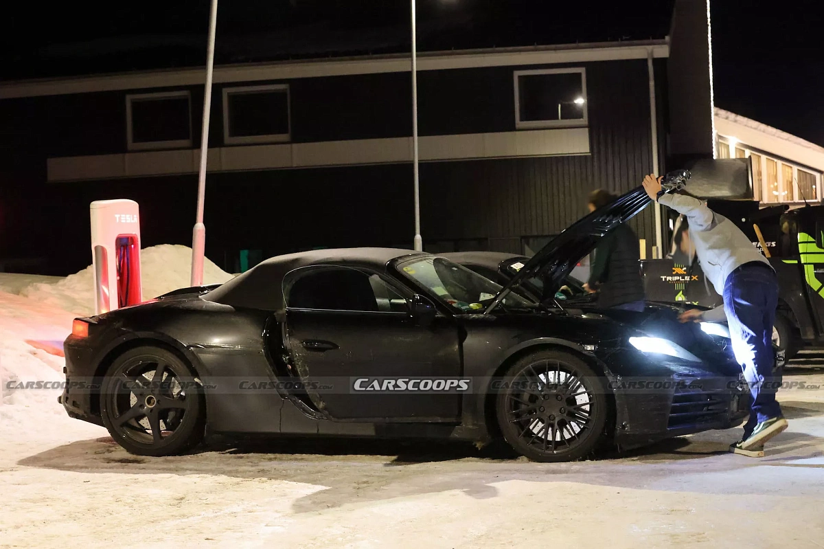 В Сети представили фотографии электрического прототипа Porsche Boxster с зарядным портом