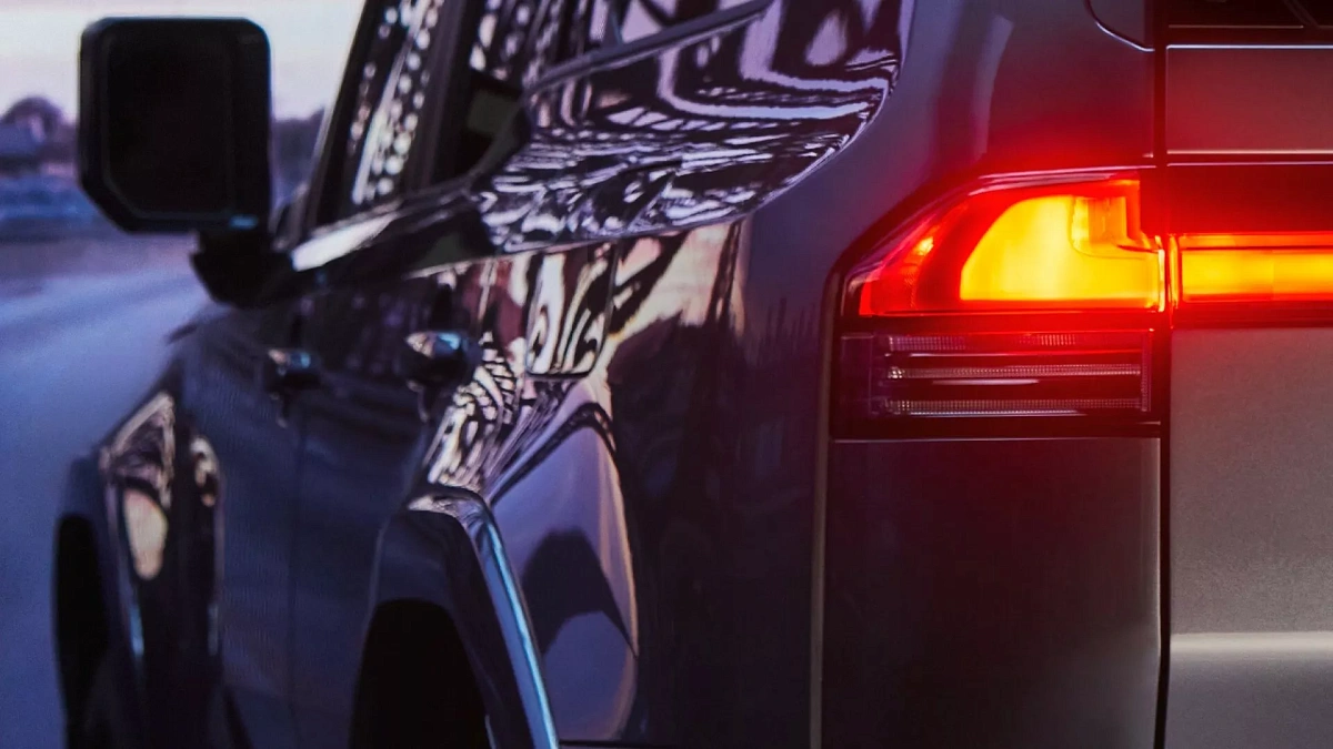 Lexus опубликовал новый фотоснимок внедорожника GX в преддверии выхода на рынок