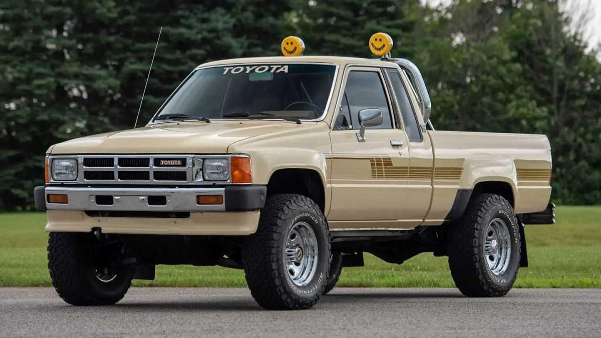 На аукционе продается пикап Toyota 4x4 образца 1986 года 