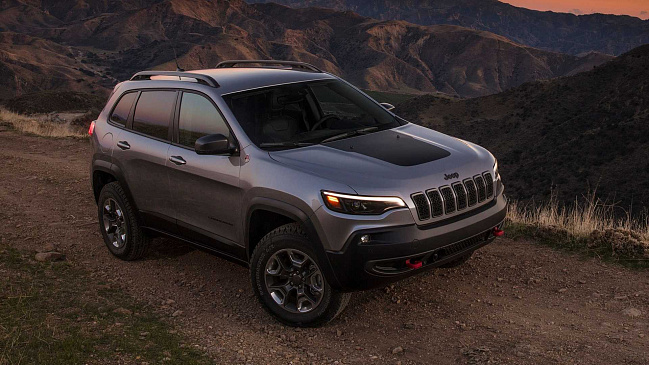 Компания Jeep сократила комплектации модели Jeep Cherokee до двух и увеличил цены на модель 2023 года