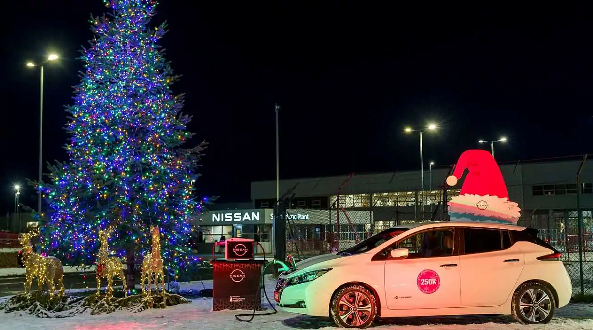 Электрокар Nissan Leaf зажег гирлянды на рождественской елке в честь выпуска 250 000 машин в Великобритании