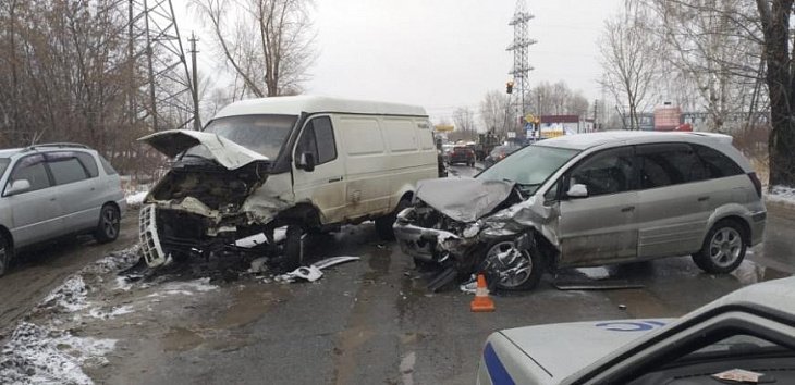 В Новосибирске при лобовом столкновении двух авто пострадали дети