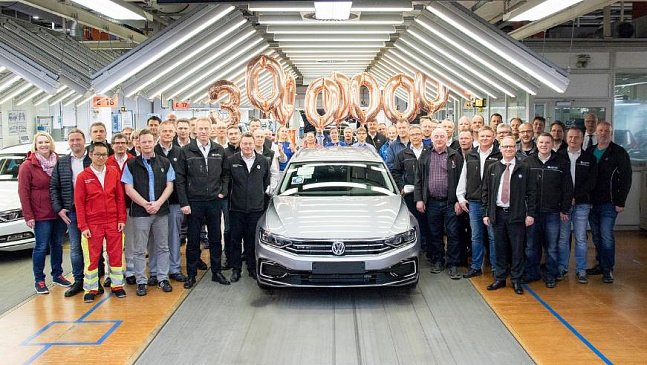С конвейера сошел юбилейный 30-миллионный Volkswagen Passat