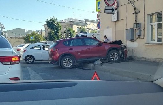 В Санкт-Петербурге после ДТП иномарка врезалась в дом