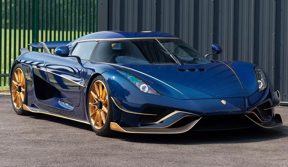 Продается один из девяти Koenigsegg Regera с правым рулем и уникальной сине-золотой отделкой