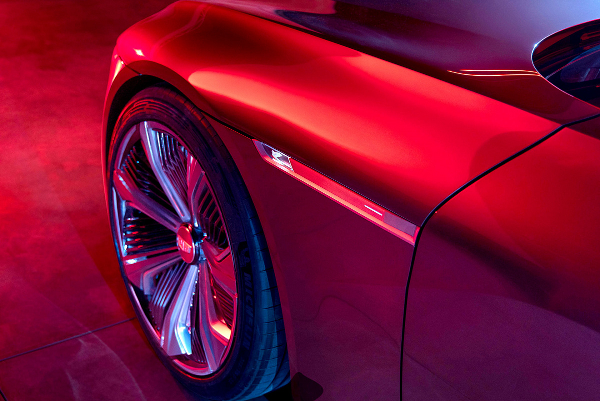 Компания Cadillac опубликовала фототизеры нового электрического седана CELESTIQ EV