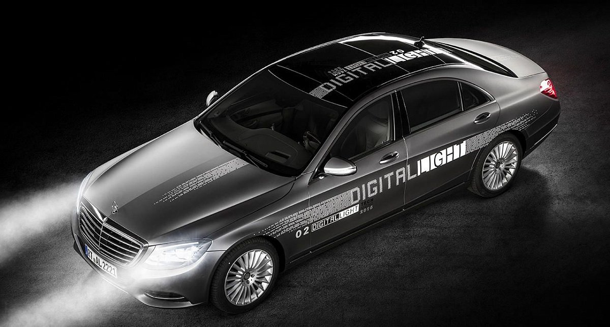Mercedes-Mybach представили новые фары с проекцией символов на дорогу