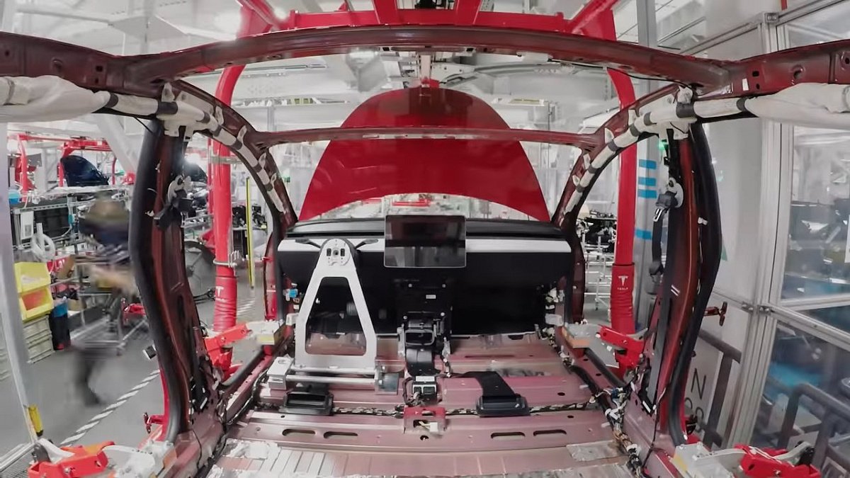Tesla показала процесс сборки Model 3 на конвейере
