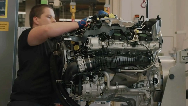 Посмотрите за сборочным процессом легендарного мотора V8 от AMG 