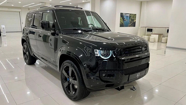 Редкий внедорожник Land Rover Defender Bond Edition дилер продает в России за 20 млн рублей