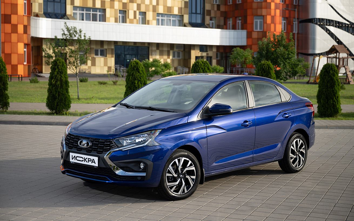 Lada Iskra - 1100 авто уже в пути к дилерам: "АвтоВАЗ" раскрывает планы на расширение модельного ряда