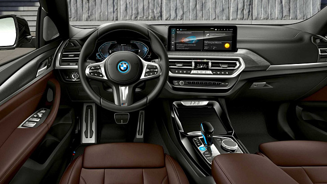 BMW запатентовала интеллектуальное зеркало с фильтром изображения для демонстрации самого важного