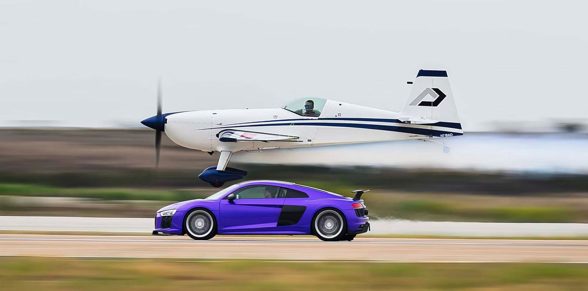 Гонка на взлетной полосе: суперкары против самолета Extra 330SC – кто победит