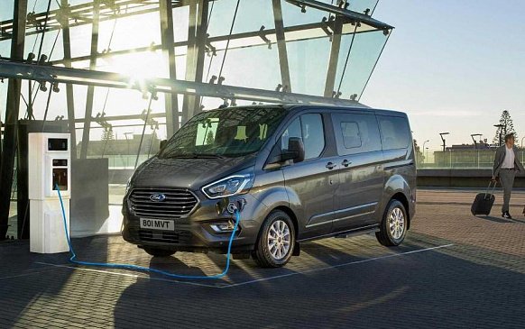 Компания Ford показала гибридную версию минивэна Tourneo Custom