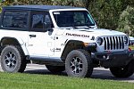 На тестах замечена "половинчатая" версия внедорожника Jeep Wrangler JL