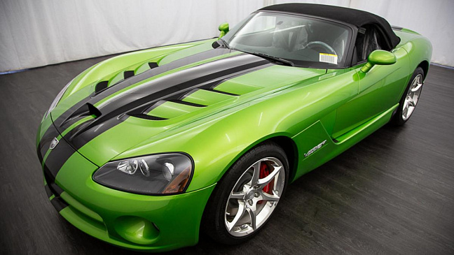 На аукцион выставили новый суперкар Dodge Viper 2010 года выпуска с пробегом 13 километров