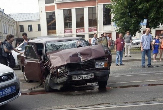 Преследуемый автомобиль спровоцировал аварию в Санкт-Петербурге