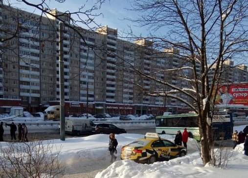 В Петербурге автобус застрял в сугробе перегородив проспект