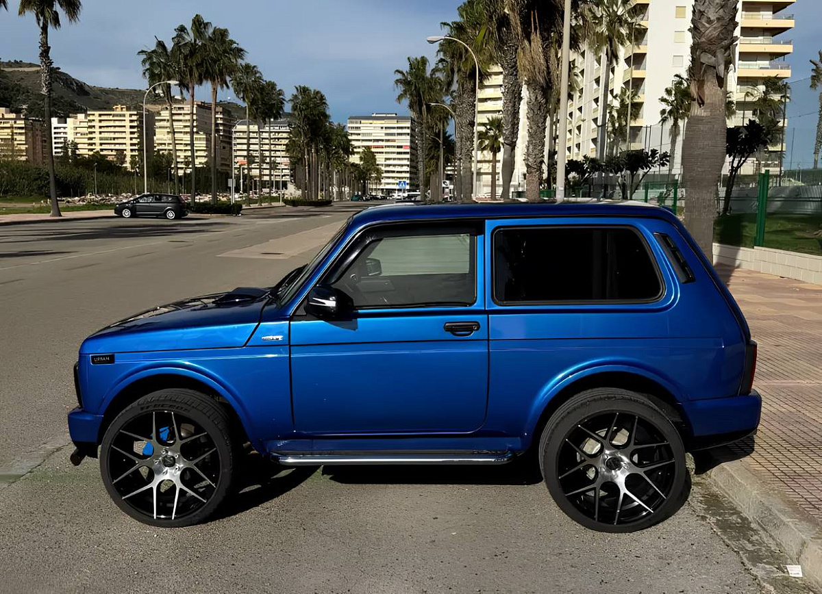 Lada Niva-трансформация в Испании: от вездехода к IT-хиту со спорт-обвесом и Apple CarPlay