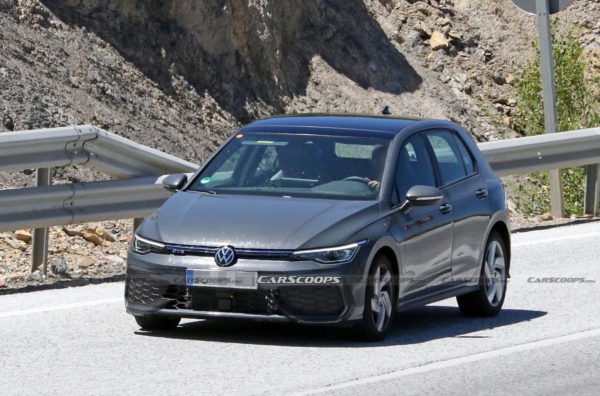 Обновленный Volkswagen Golf GTE 2024 года вышел на тесты с новым обвесом