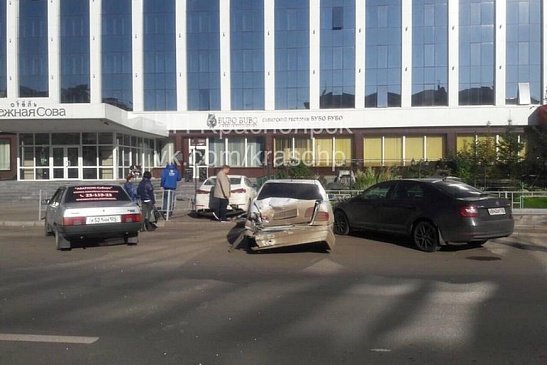 В Красноярске нетрезвый лихач на внедорожнике попал в аварию с тремя авто