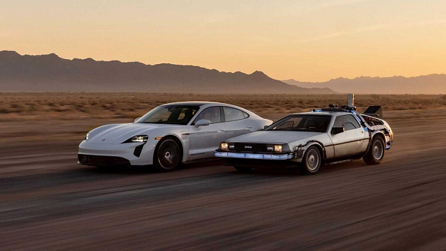Porsche выбрал культовую машину времени DeLorean для рекламы Taycan 