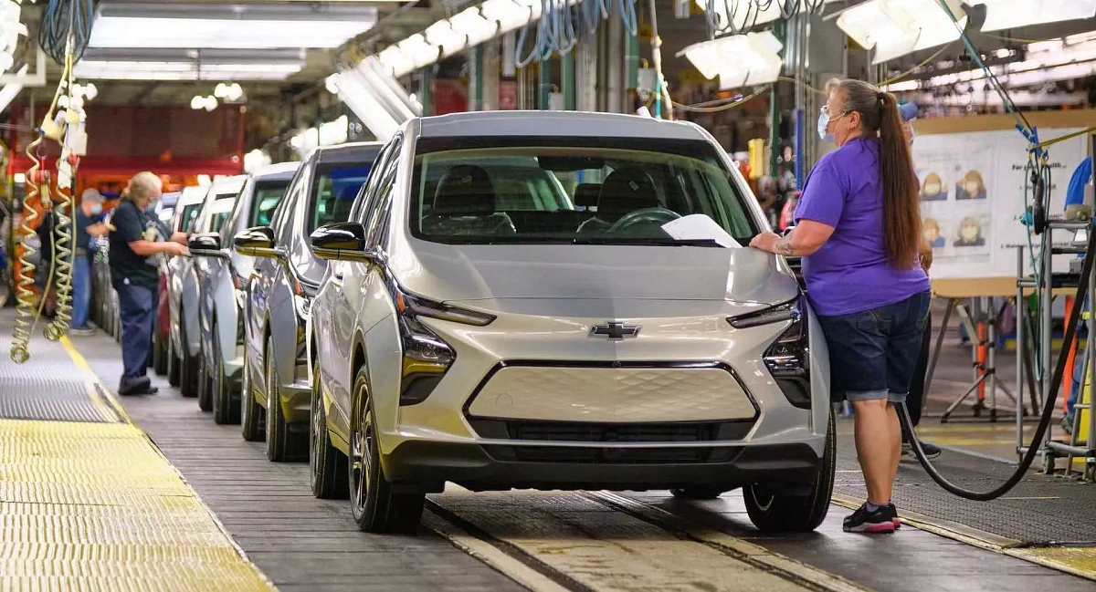Компания General Motors откладывает планы по выпуску 400 000 электрокаров в Северной Америке