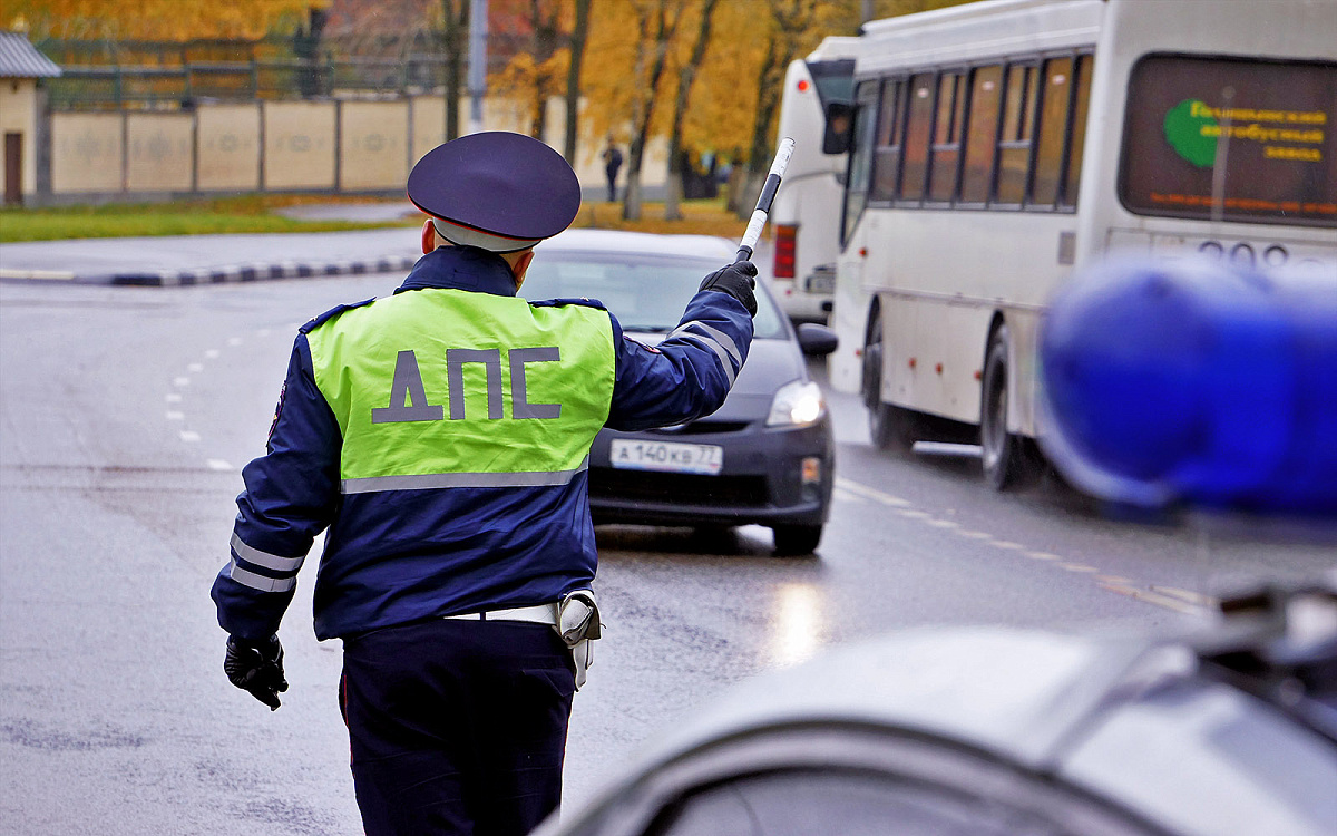 Водителям рассказали, в каких ситуациях за обгон автомобиля ДПС лишают прав на 1,5 года в России