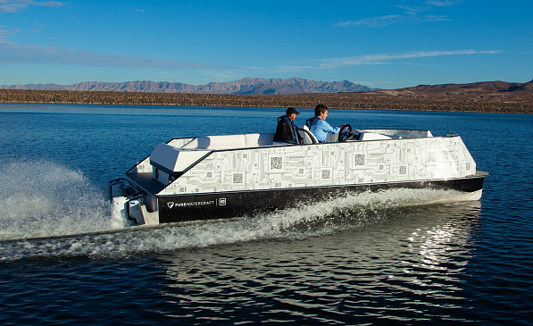 При поддержке GM компания Pure Watercraft представила электрический понтонный катер на выставке CES