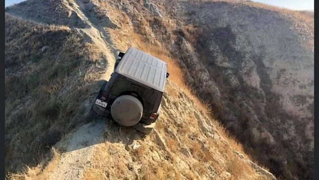 Внедорожник Jeep Wrangler чуть не свалился со скалы 
