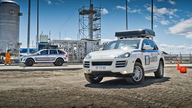 Компания Porsche представила внедорожные версии кроссовера Cayenne 