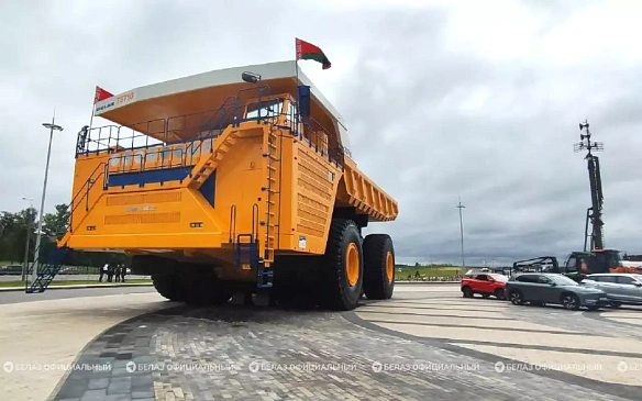 Показан гигант с 4600 л.с.: БЕЛАЗ-75710 - самый большой самосвал в мире и двойной рекордсмен Книги Гиннесса