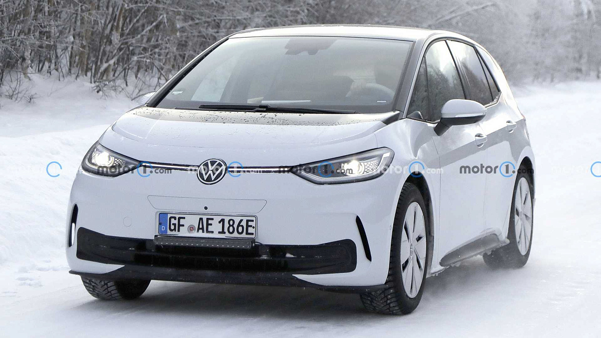 Компания Volkswagen впервые вывела на зимние тесты обновленный Volkswagen ID.3 2023 года
