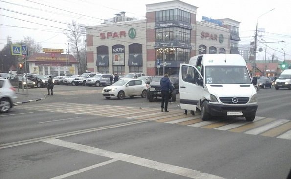 В Туле в ДТП столкнулись пассажирская маршрутка и внедорожник