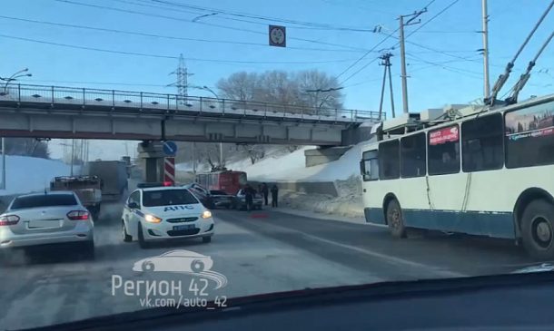В Кемерово три автомобиля заблокировали проезд