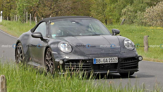 Обновленный Porsche 911 был замечен в кузовах купе и кабриолет