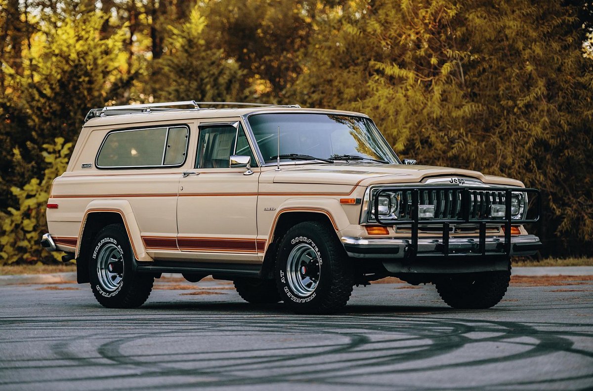 Jeep 1983 года продали за цену нового топового Grand Cherokee
